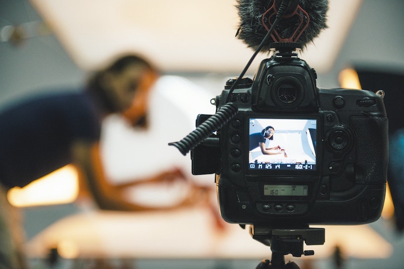 adjusting focus of camera on tripod